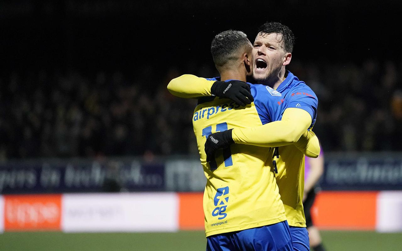 Tom Boere (r) viert zijn gelijkmaker namens Cambuur tegen Fortuna Sittard met de man van de assist Patrick Joosten. Tom Boere (r) viert zijn gelijkmaker namens Cambuur tegen Fortuna Sittard met de man van de assist Patrick Joosten.