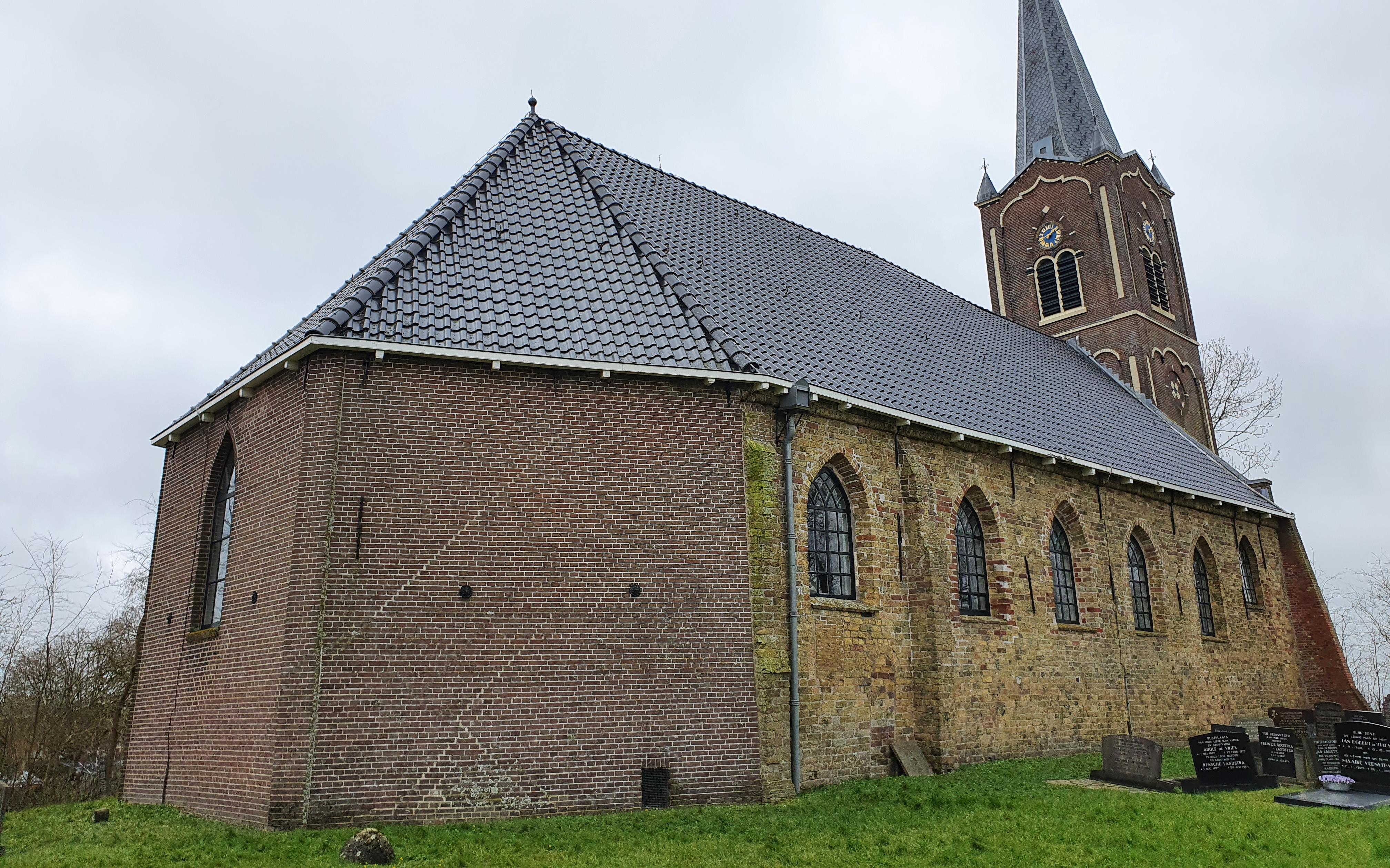 De kerk in Wiuwert van buiten bekeken, met rechts de middeleeuwse muur. De kerk in Wiuwert van buiten bekeken, met rechts de middeleeuwse muur.