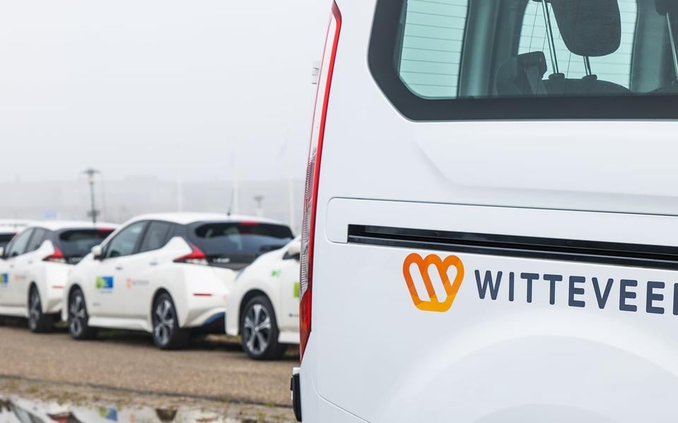 Een bus van Taxi Witteveen.