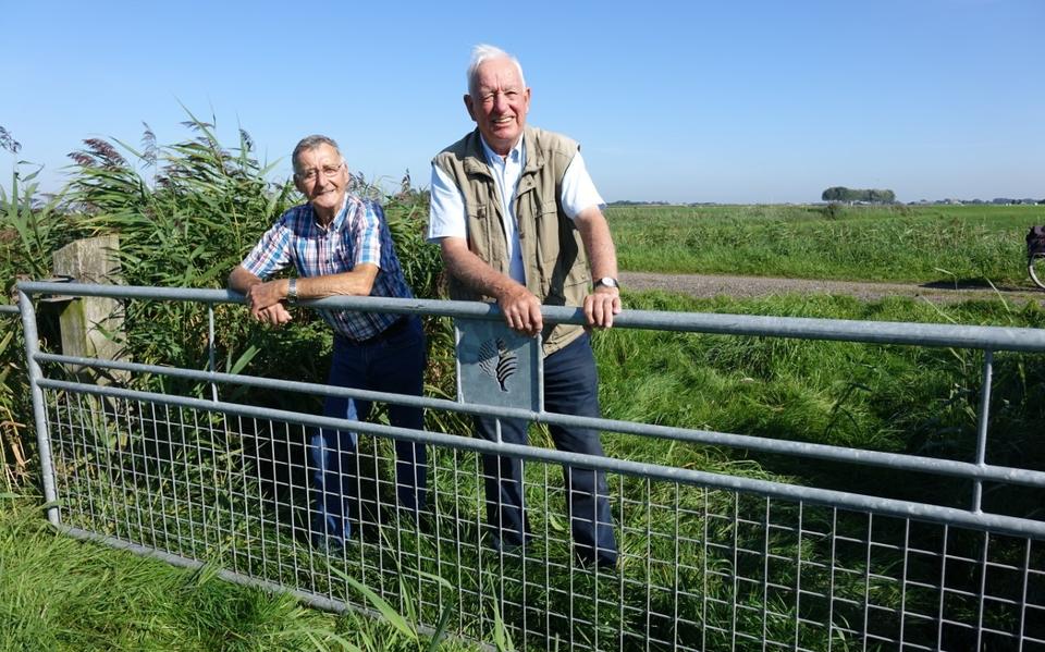 Lucas Hemrica uit Hallum (links) en Tjalling Walda uit Marrum bij hun meest geliefde natuurgebied 't Oogvliet bij Marrum. 