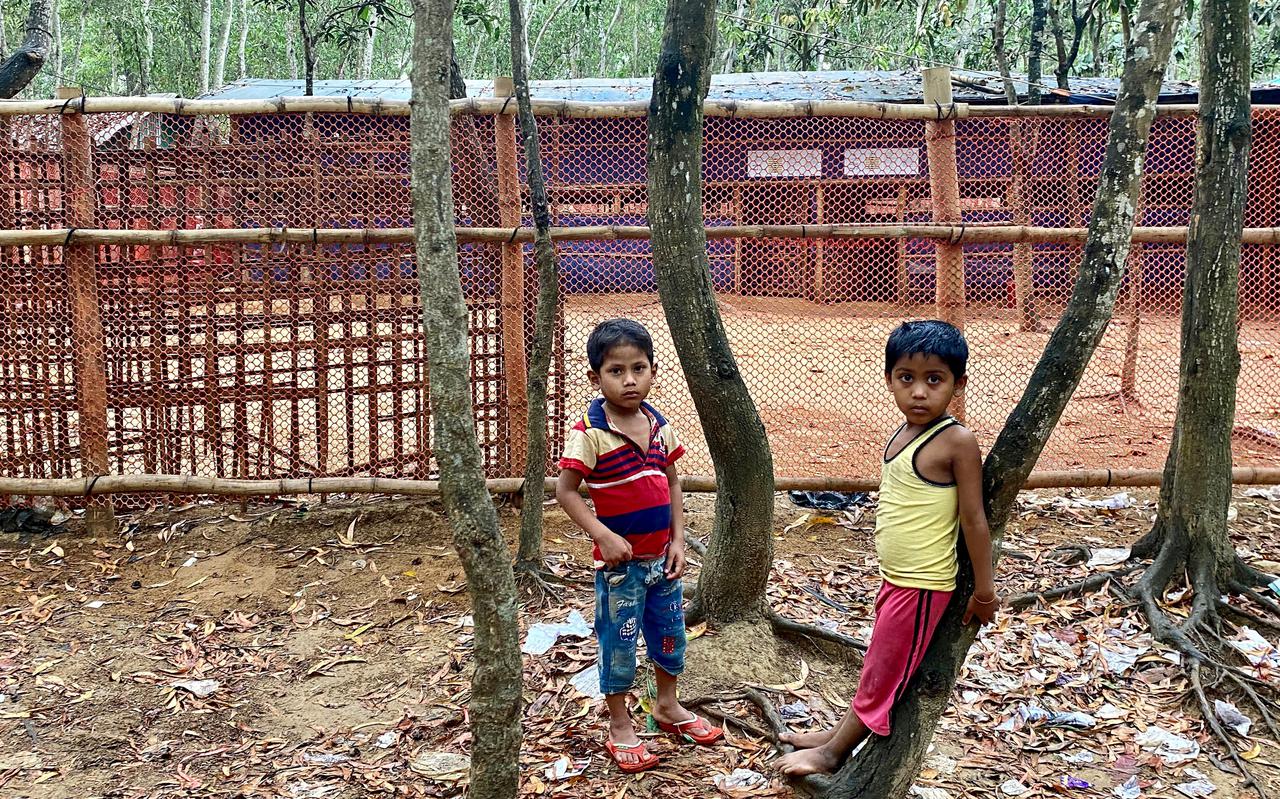 Twee Rohingya-jongens bij de school in het opvangkamp Kutupalong in Bangladesh vlak nadat de Bengaalse autoreiten deze school sloten.