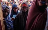 Moeders staan in de rij voor voeding in een Somalisch vluchtelingenkamp. 