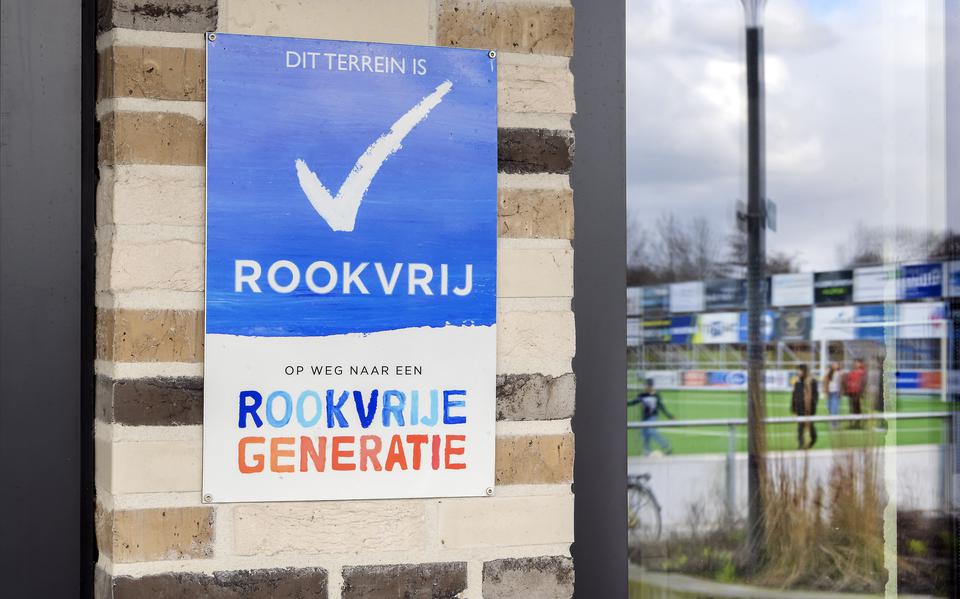 Een bord van Rookvrije Generatie Fryslân bij het voetbalveld van FC Burgum. 