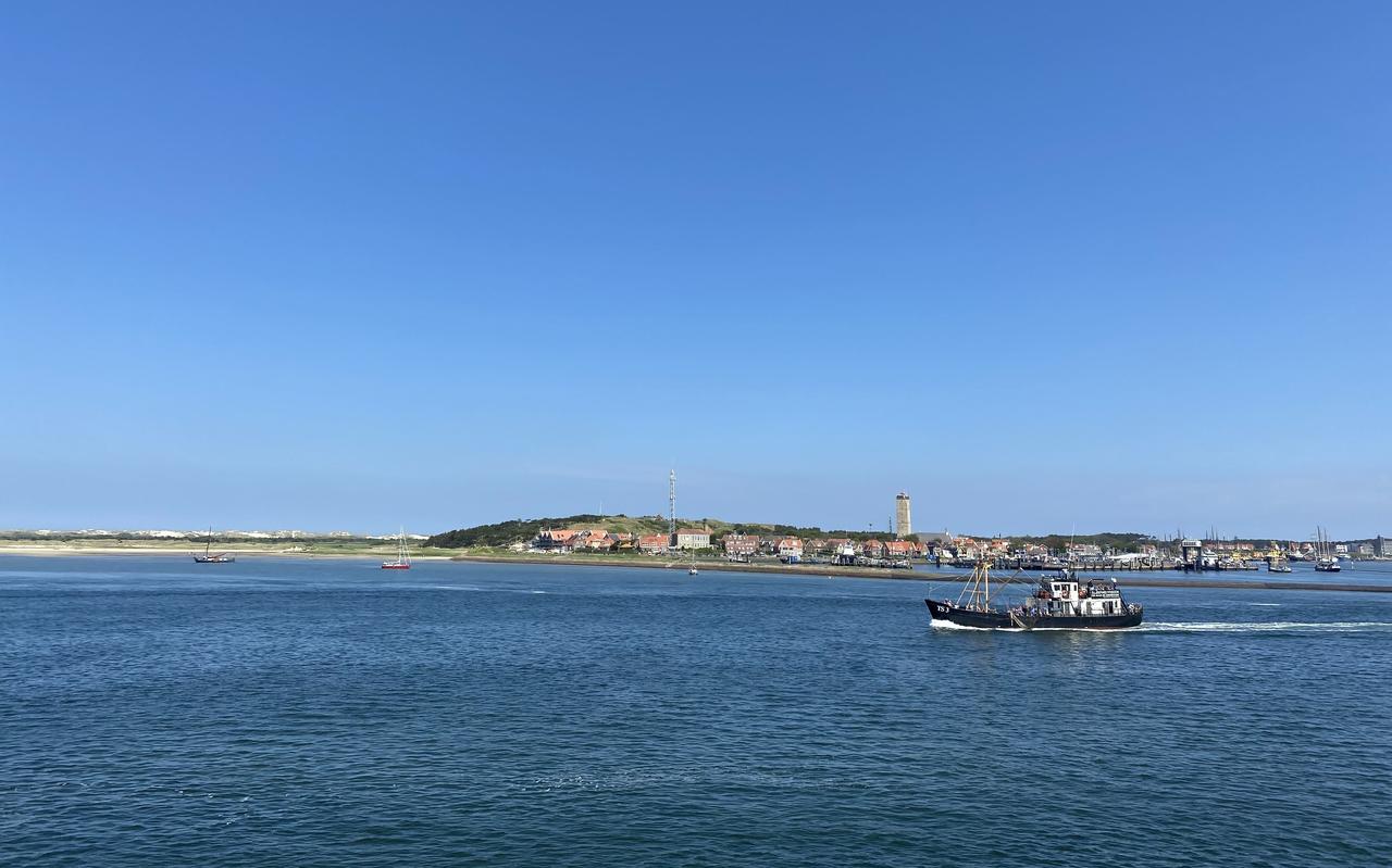 Terschelling, gezien vanaf de Waddenzee. In de verte is vuurtoren de Brandaris zichtbaar. Terschelling, gezien vanaf de Waddenzee. In de verte is vuurtoren de Brandaris zichtbaar.
