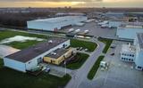 Drukkerij Van der Eems op het IBF-terrein bij Heerenveen. Op het dak komen binnenkort zonnepanelen. Door de snelle groei van IBF is er netkrapte en kan men niet meer stroom afnemen.