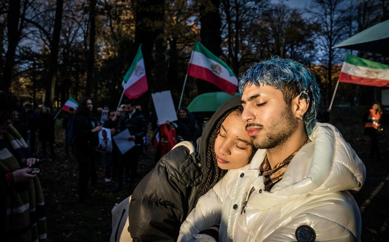 Woensdag demonstreerden Iraans-Nederlandse studenten tegenover de Tweede Kamer om solidariteit te tonen met demonstranten in Iran. Woensdag demonstreerden Iraans-Nederlandse studenten tegenover de Tweede Kamer om solidariteit te tonen met demonstranten in Iran.