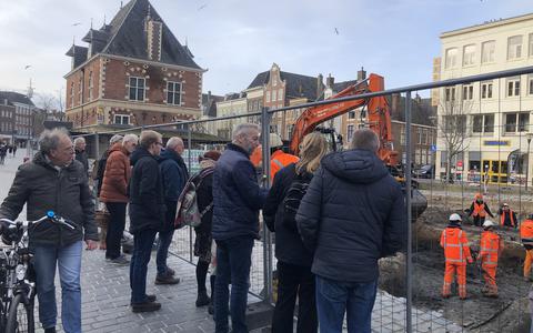 Het is geen moment rustig bij de opgraving van het middeleeuwse waaggebouw in Leeuwarden. 