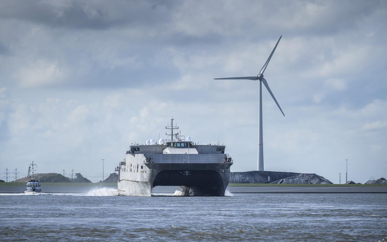 Een marineschip vertrekt vanuit Eemshaven richting de Noordzee voor een internationale mijnenbestrijdingsoefening in augustus dit jaar. Een marineschip vertrekt vanuit Eemshaven richting de Noordzee voor een internationale mijnenbestrijdingsoefening in augustus dit jaar.