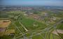 Leeuwarden vanaf het zuiden bekeken, met links het spoor en links onder het beoogde NS-station Werpsterhoek. In de verte rechts ligt Zuiderburen, in het midden de buurtschappen van De Zuidlanden. Links wordt Middelsee ontwikkeld. 