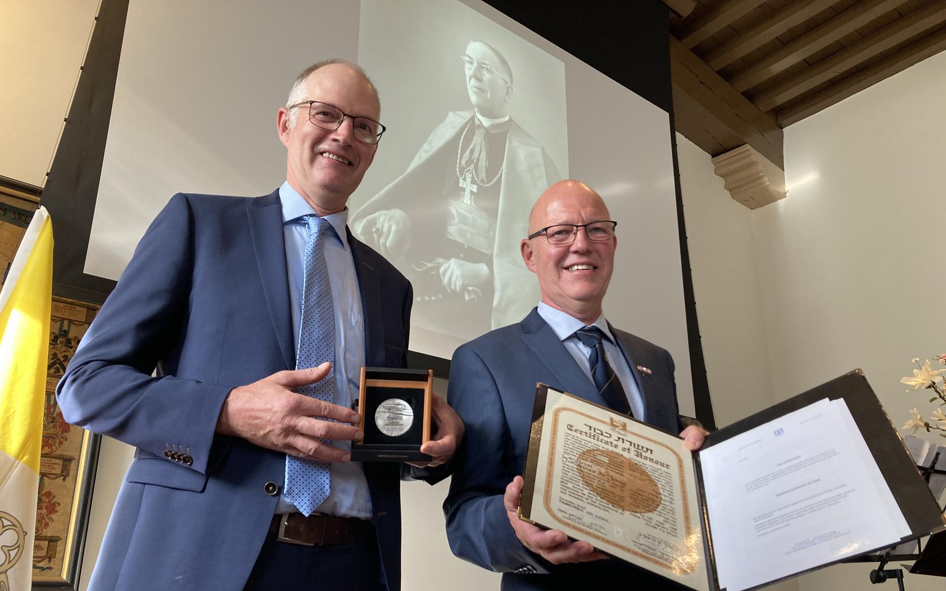 Kardinaal Johannes de Jong kón en wilde niet zwijgen. Yad Vashem-onderscheiding voor zijn publieke v