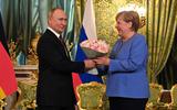 Bloemen van Poetin voor Merkel bij haar laatste bezoek aan Moskou vorig jaar.