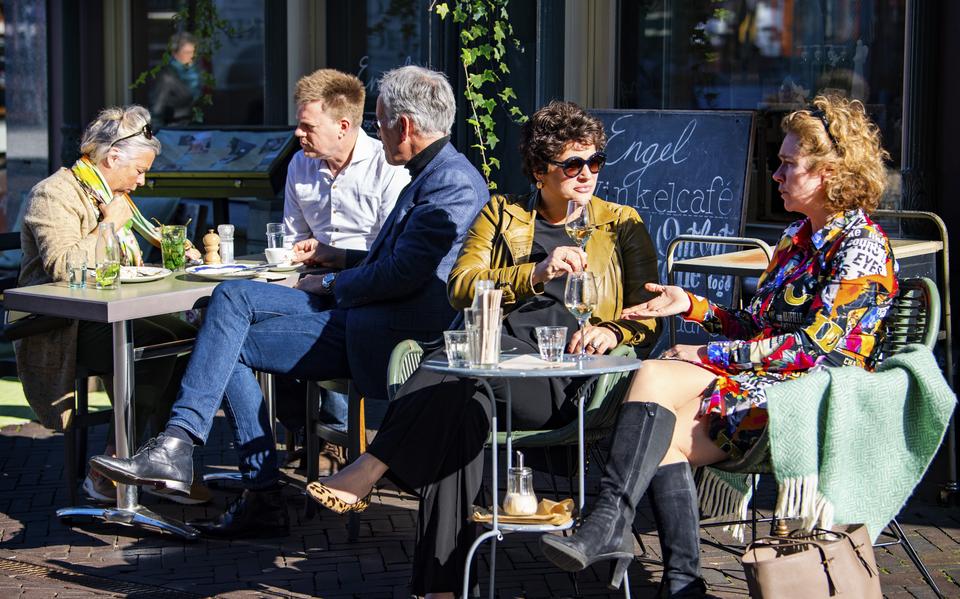 Mensen genieten op het terras van de zon. 