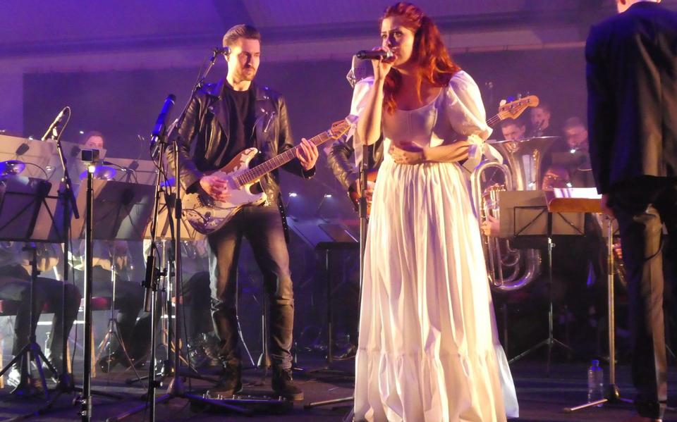 Thirza Fekkes en Vangrail treden op met muziekvereniging Concordia uit Wânswert. 
