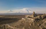 De tweekoppige berg Ararat met op de voorgrond Khor Virap, 2020. 