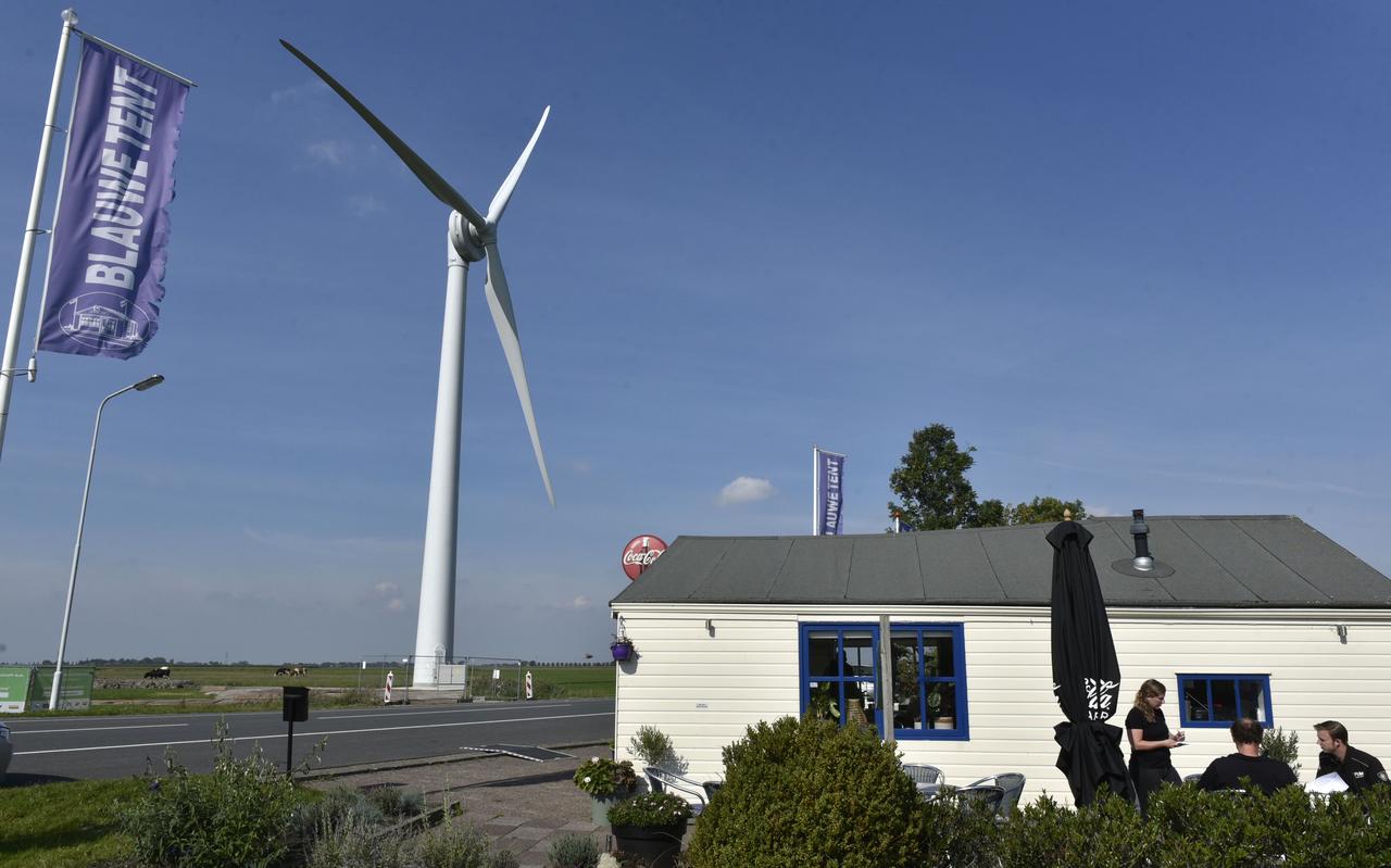 De nieuwe windturbine in Reduzum. Volgende week gaat die waarschijnlijk draaien. De nieuwe windturbine in Reduzum. Volgende week gaat die waarschijnlijk draaien.