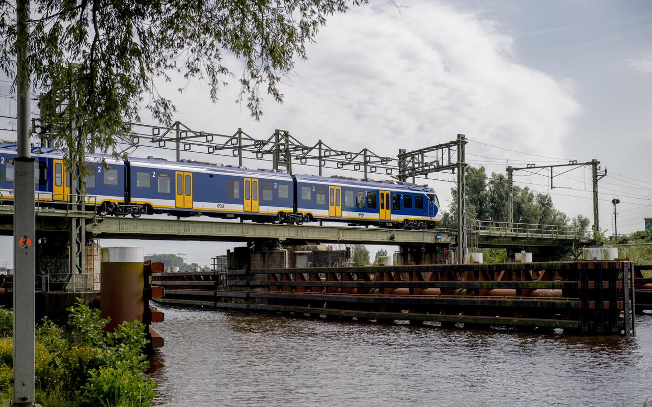 De spoorbrug over het Van Harinxmakanaal. 