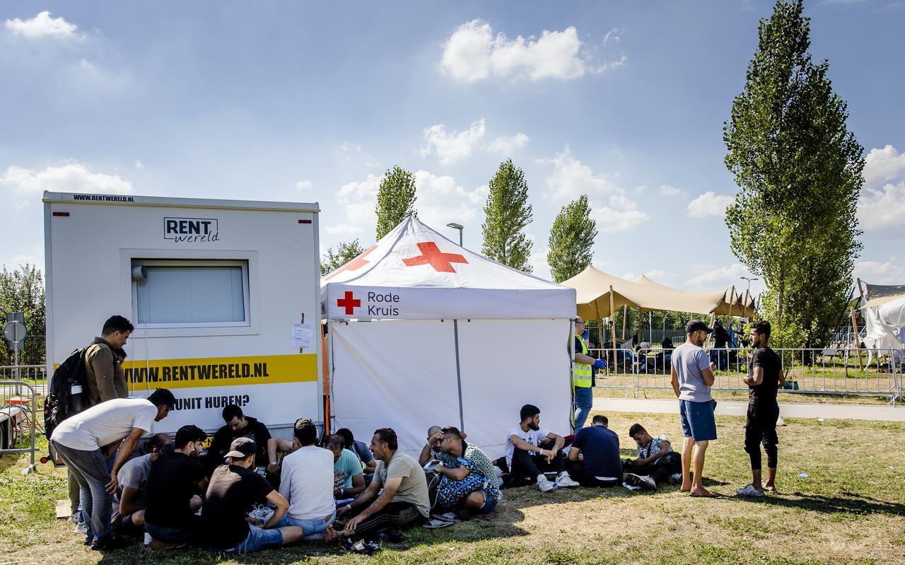 Het Rode Kruis hielp afgelopen zomer bij het overvolle aanmeldcentrum van Ter Apel. Het Rode Kruis hielp afgelopen zomer bij het overvolle aanmeldcentrum van Ter Apel.