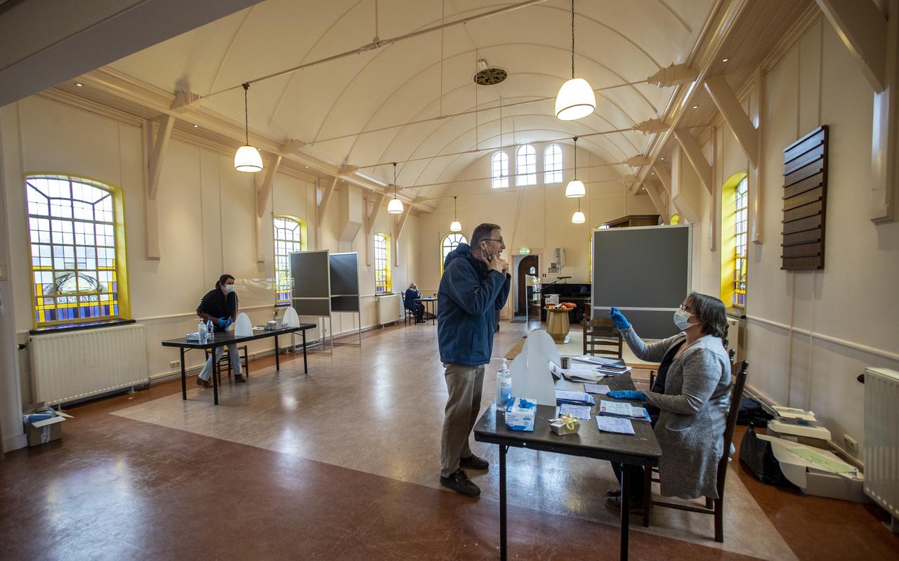 Een stembureau in een kerk in Hoog Soeren in 2021. 