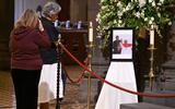 Bij St Patrick's Cathedral in Melbourne staat een foto van George Pell met met de op 31 december overleden emeritus-paus Benedictus XIV. 