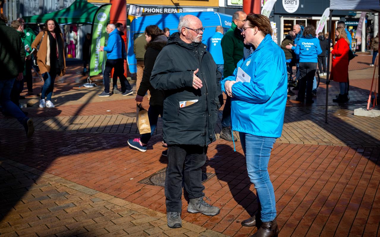 In aanloop naar de Provinciale Statenverkiezingen proberen politieke partijen de laatste kiezers voor zich te winnen onder het carillon in het centrum van Drachten. In aanloop naar de Provinciale Statenverkiezingen proberen politieke partijen de laatste kiezers voor zich te winnen onder het carillon in het centrum van Drachten.