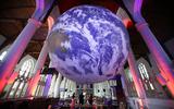 Wereldbol Gaia werd vrijdag gepresenteerd in de Martinikerk in Franeker. De verlichte bol van zeven meter doorsnee maakt een tour door de provincie Fryslân.