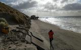 Rijkswaterstaat Noord-Nederland inspecteert zaterdag de afgesneden stukken duin op Ameland.