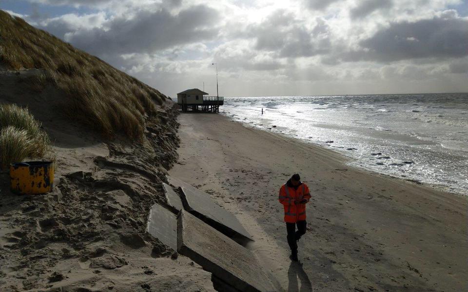 Rijkswaterstaat Noord-Nederland inspecteert zaterdag de afgesneden stukken duin op Ameland.