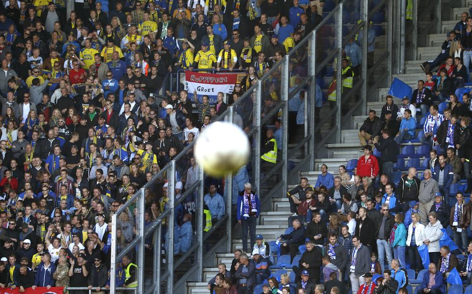 19 oktober 2014. De aanhang van SC Cambuur (links) en sc Heerenveen gebroederlijk naast elkaar.