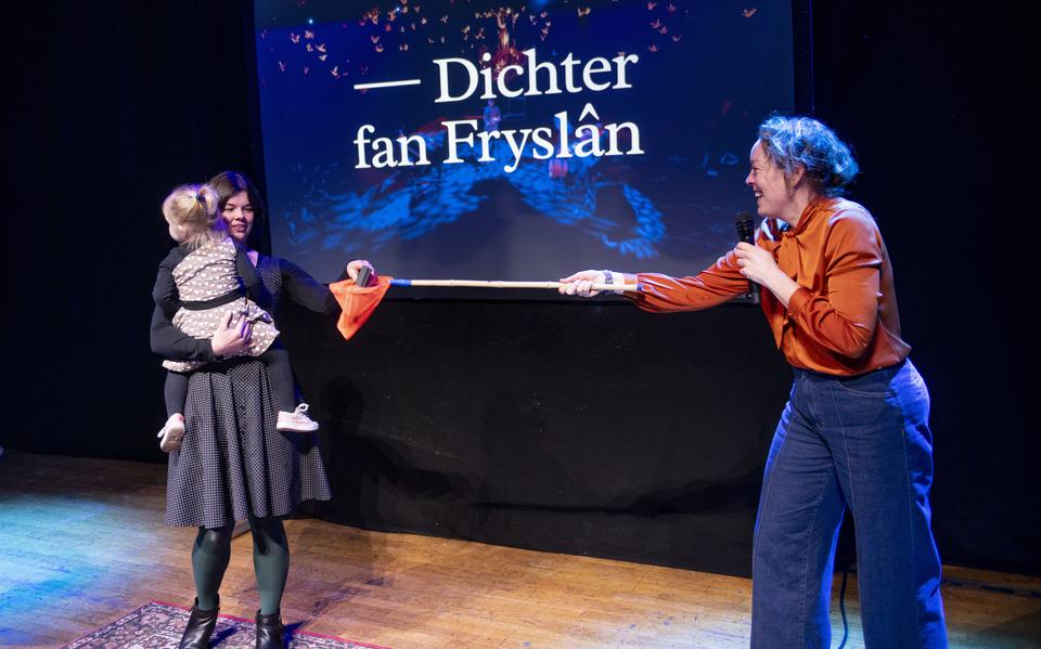 Sigrid Kingma is vrijdag op het Explore the North-festival in Leeuwarden door gedeputeerde Sietske Poepjes benoemd tot nieuwe Dichter fan Fryslân. 