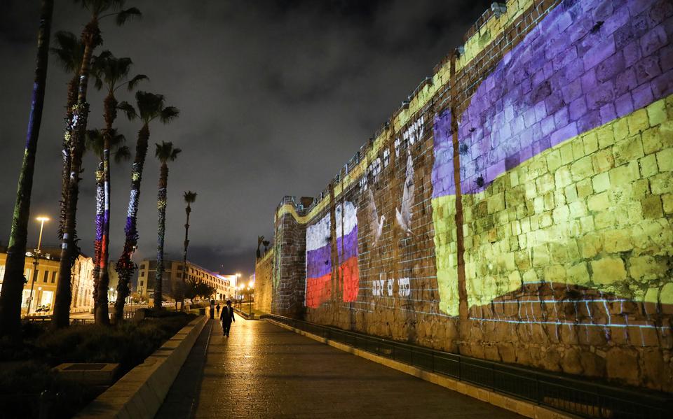 Op de muren van de oude stad in Jeruzalem zijn een Russische en een Oekraïense vlag geprojecteerd. Daarbij staat in het Hebreeuws de Bijbelse tekst 'Hij die vrede maakt in de hemelen', en de woorden 'we wachten op jullie'.