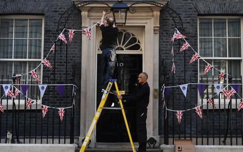 Versieringen aan de gevel van de ambtswoning van Boris Johnson, 10 Downing Street in Londen, worden verwijderd.