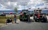 Actievoerende boeren blokkeren een distributiecentrum van supermarktketen Lidl. 