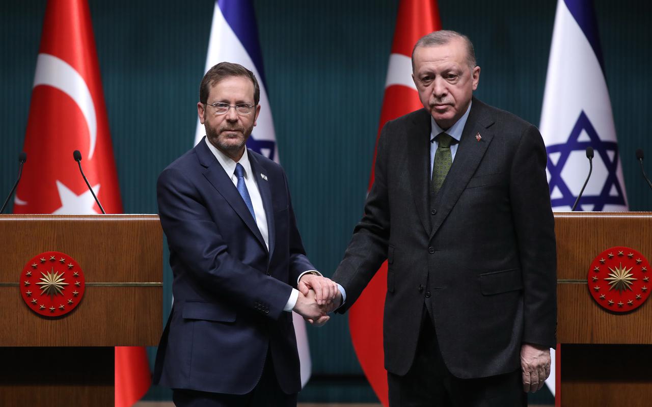 De Israëlische president Herzog (l) op bezoek bij Erdogan op 9 maart. 