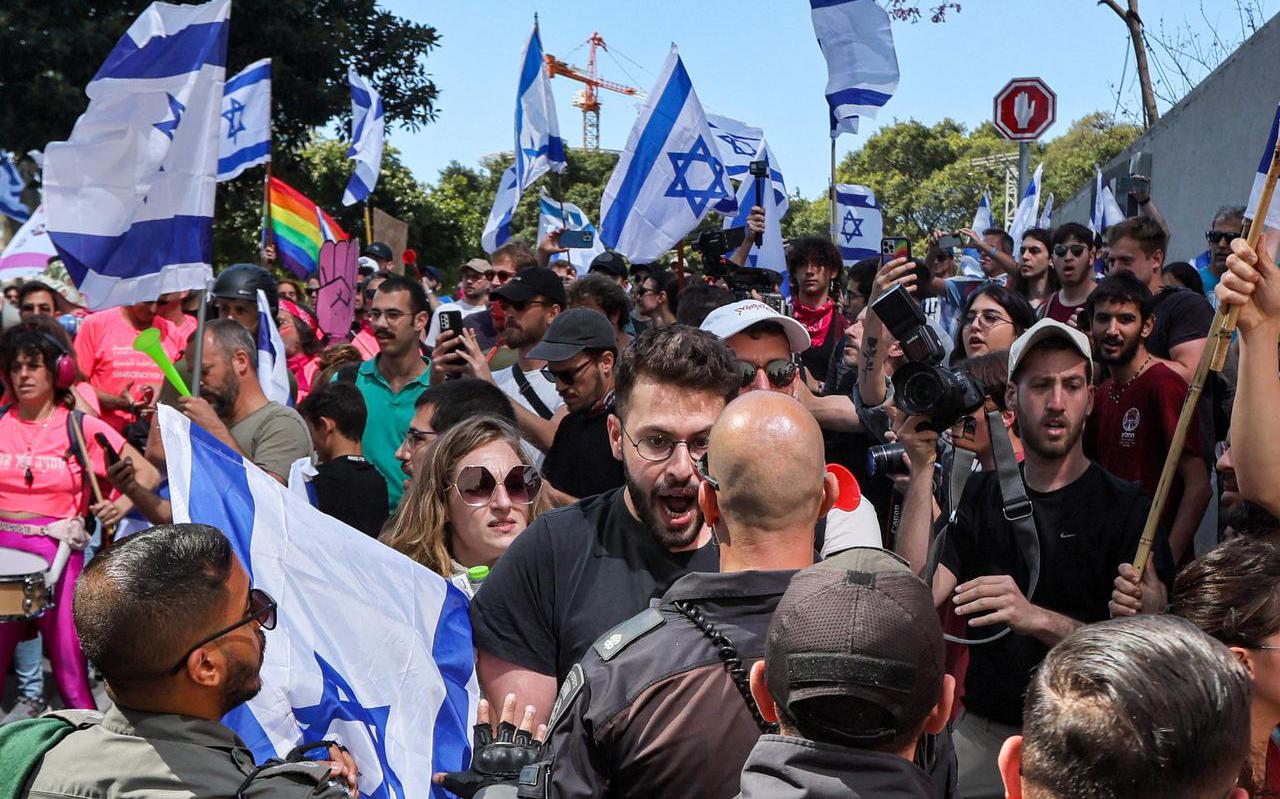 Israëlische demonstranten en politiemensen staan tegenover elkaar in Tel Aviv.