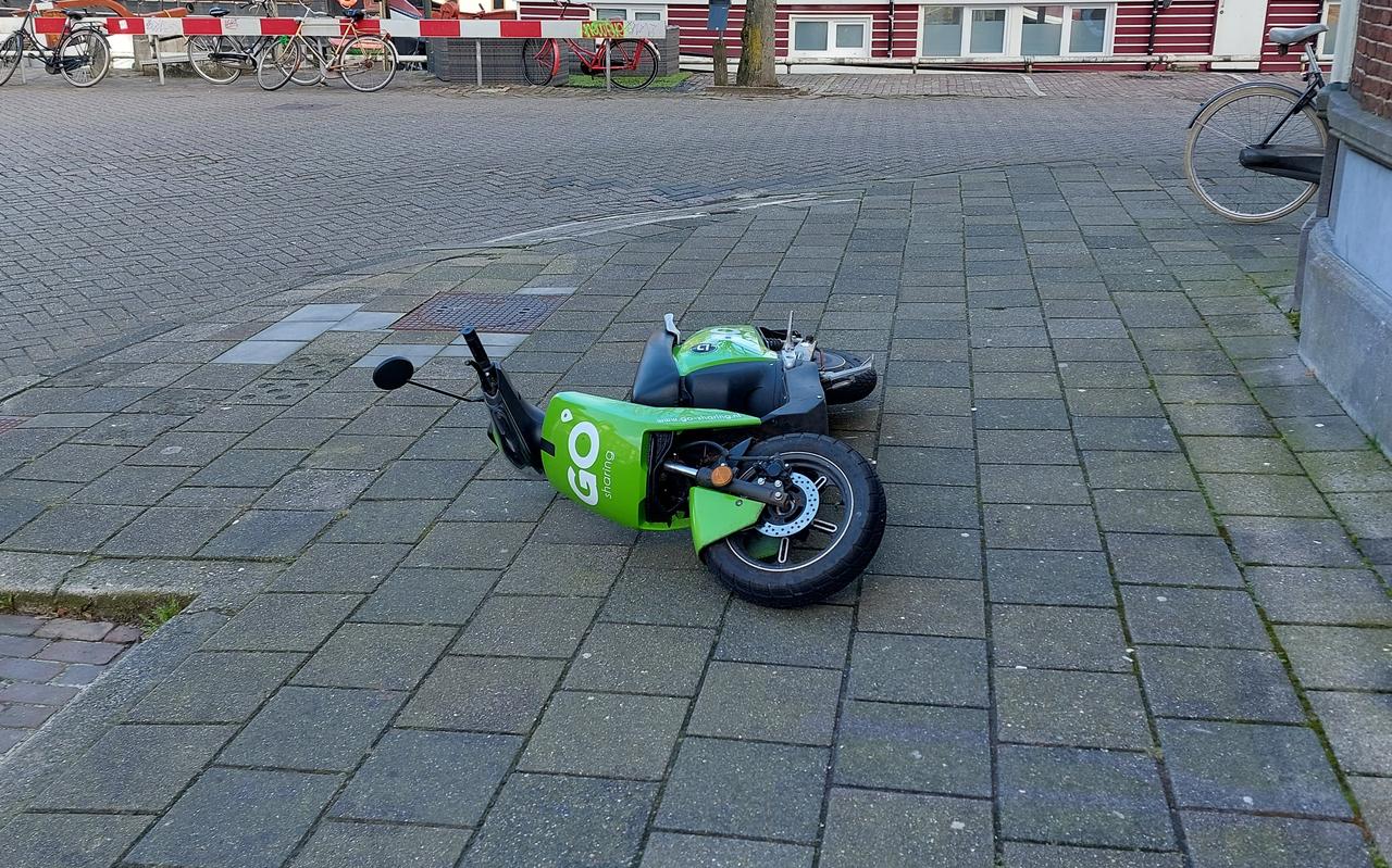 Deelscooter van GO Sharing midden op de stoep. Deelscooter van GO Sharing midden op de stoep.