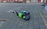 Deelscooter van GO Sharing midden op de stoep.