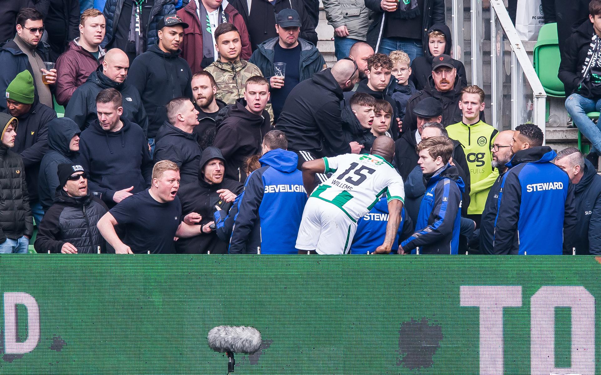 Jetro Willems (15) probeert de onrust op de tribune in de kiem te smoren.