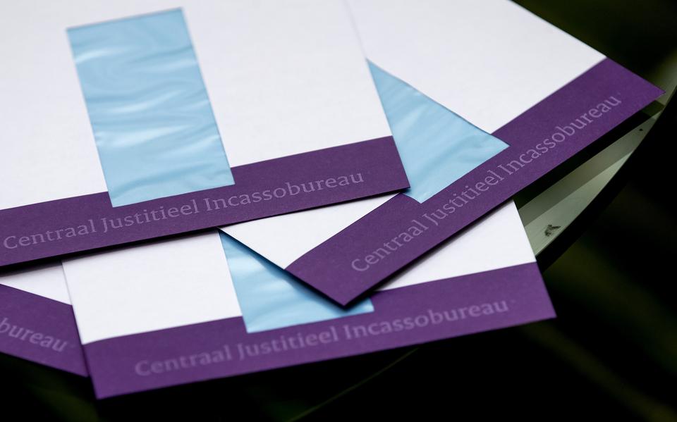  Enveloppen van het Centraal Justitieel Incassobureau. 