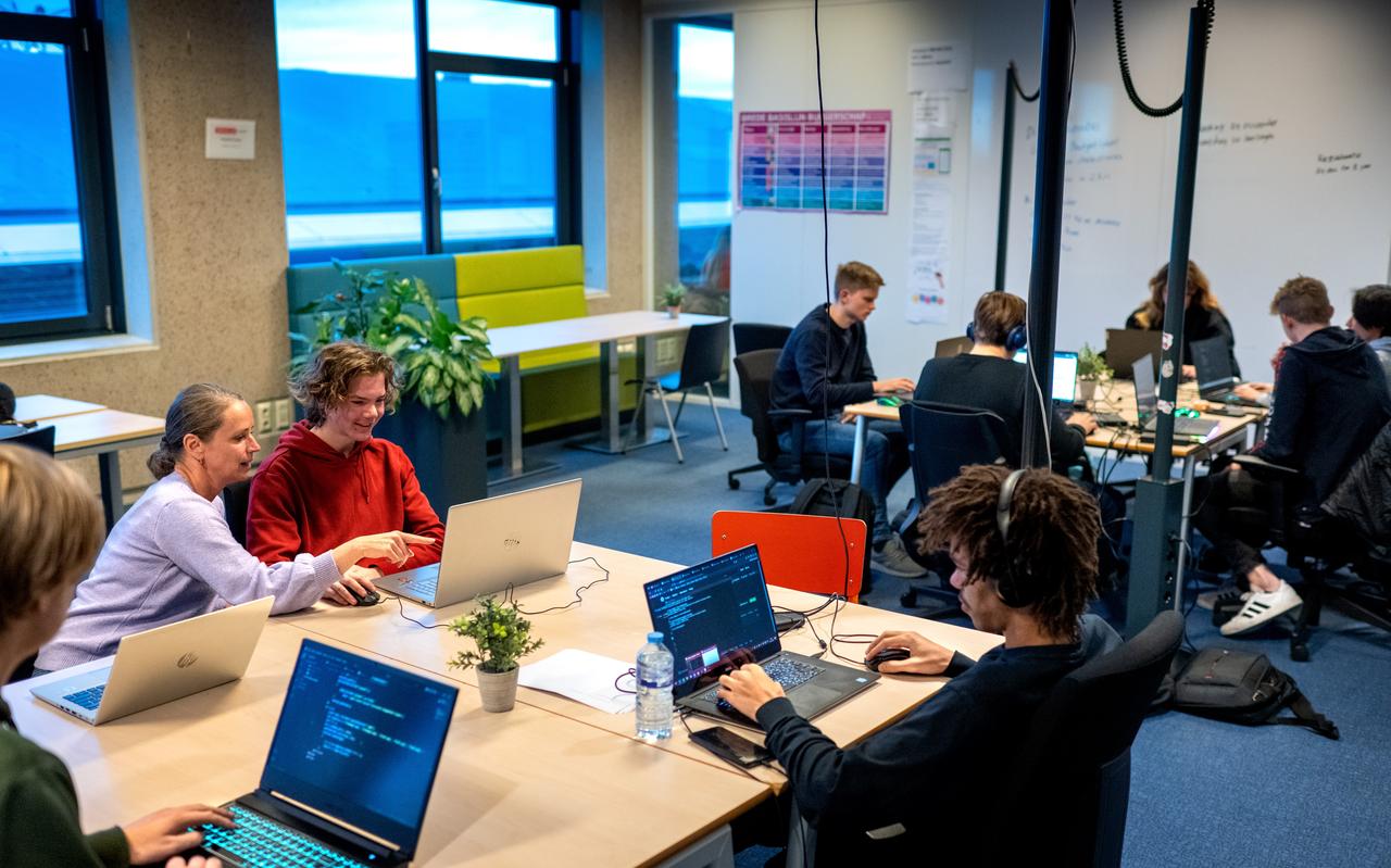Een klas leerlingen van het Friesland College in Heerenveen. Het Friesland College heeft een 1,4 miljoen euro hogere energierekening. Een klas leerlingen van het Friesland College in Heerenveen. Het Friesland College heeft een 1,4 miljoen euro hogere energierekening.