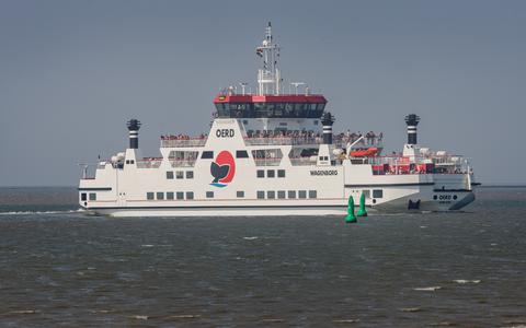 De veerboot Holwerd-Ameland gaat over een paar maanden een andere vaargeul volgen.