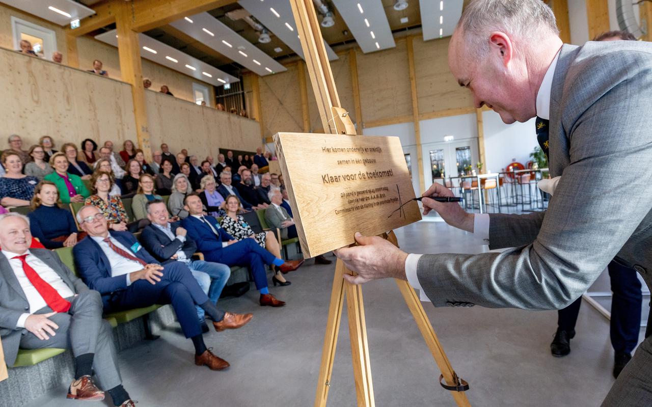 De opening werd verricht door Arno Brok, commissaris van de Koning in Fryslân.