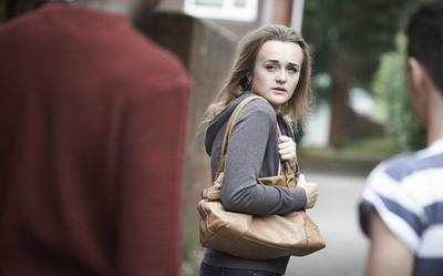 Veel jonge vrouwen ervaren onveiligheid op straat. 