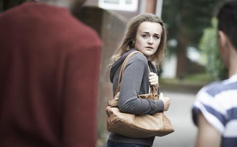 Veel jonge vrouwen ervaren onveiligheid op straat. 