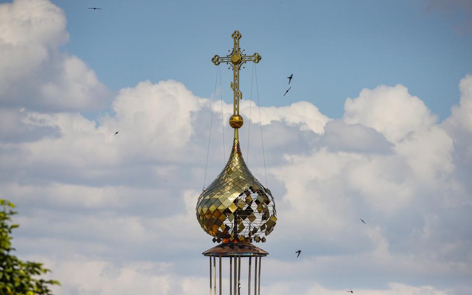 In de stad Lysytsjansk is de koepel van de orthodoxe kerk kapotgeschoten. 