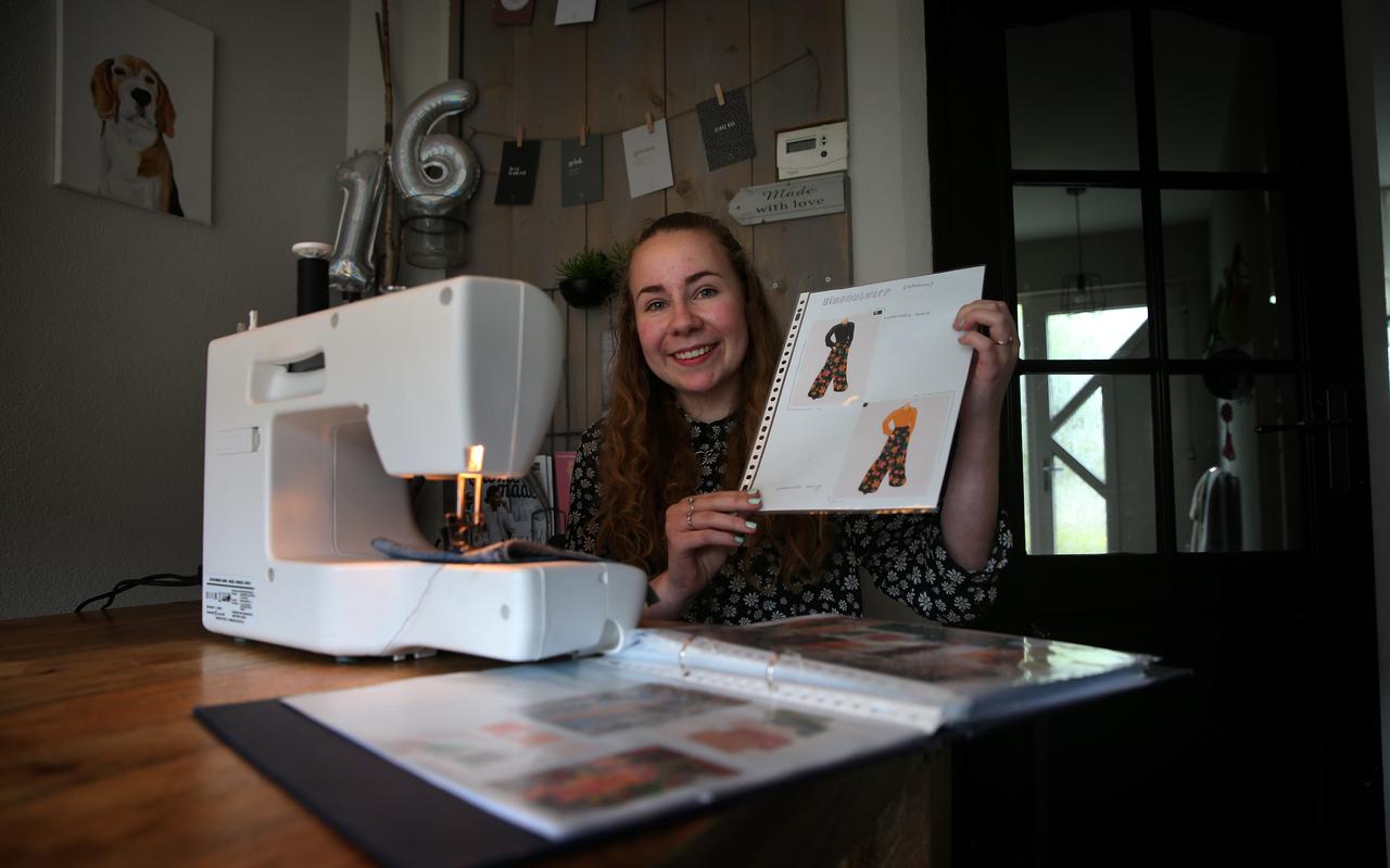 Examenkandidaat Nienke van der Heide met enkele eigen kledingontwerpen bij haar naaimachine
Examenkandidaat Nienke van der Heide met enkele eigen kledingontwerpen bij haar naaimachine