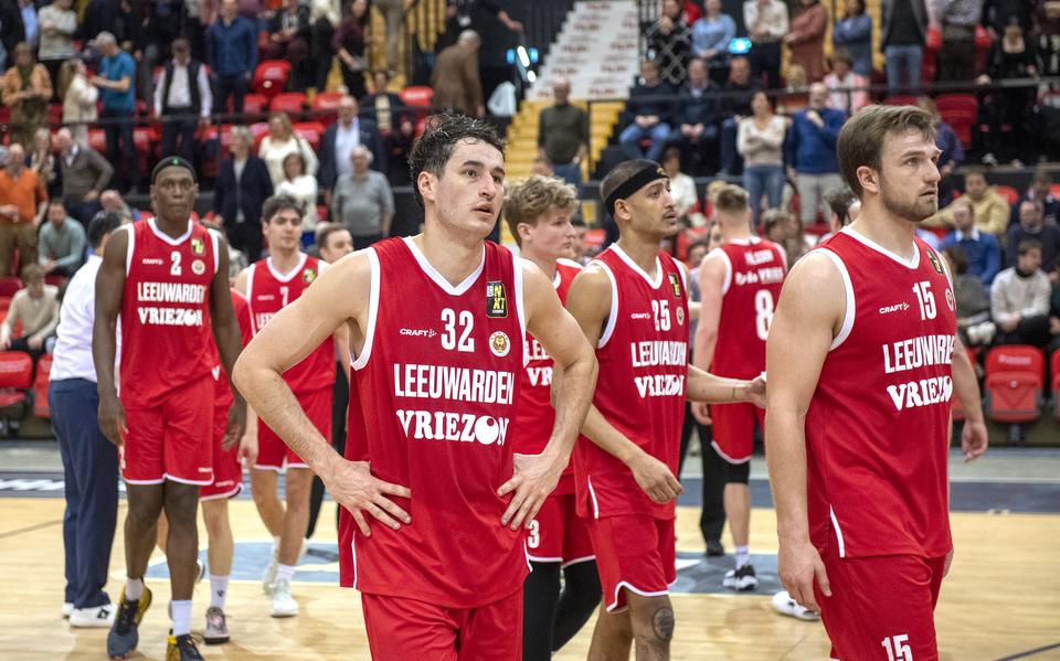 Spelers van Aris balen na afloop van het duel op 4 maart van dit jaar tegen Oostende.