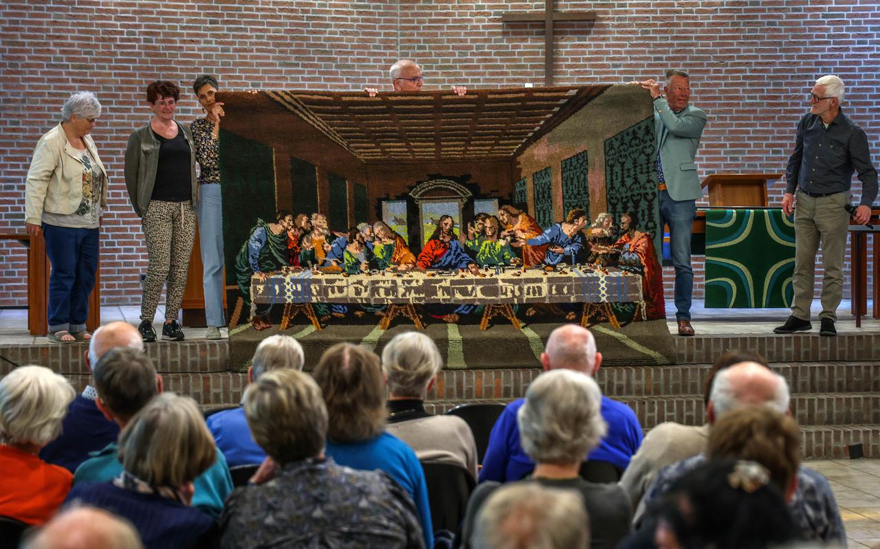 Wandkleed 'Het laatste avondmaal' wordt in De Oerdracht getoond. Vanaf links: Tineke Quarré, Sjoerdtje Quarré, Ineke Lautenbach, Sybren van Tuinen, Dirk Osinga en Ulbe Bakker.
