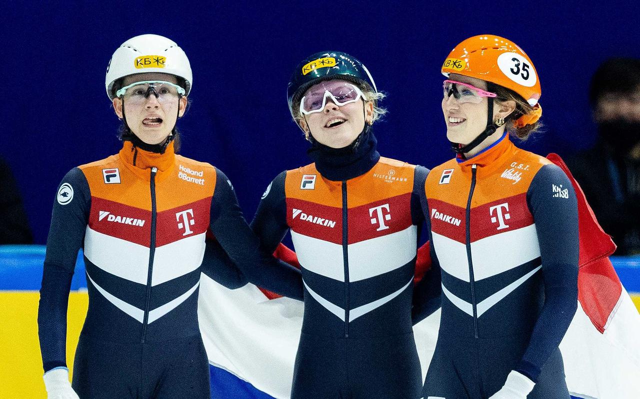 V.l.n.r Selma Poutsma, Xandra Velzeboer en Suzanne Schulting in actie in de finale op de 500 meter tijdens het WK Shorttrack in Zuid-Korea. 