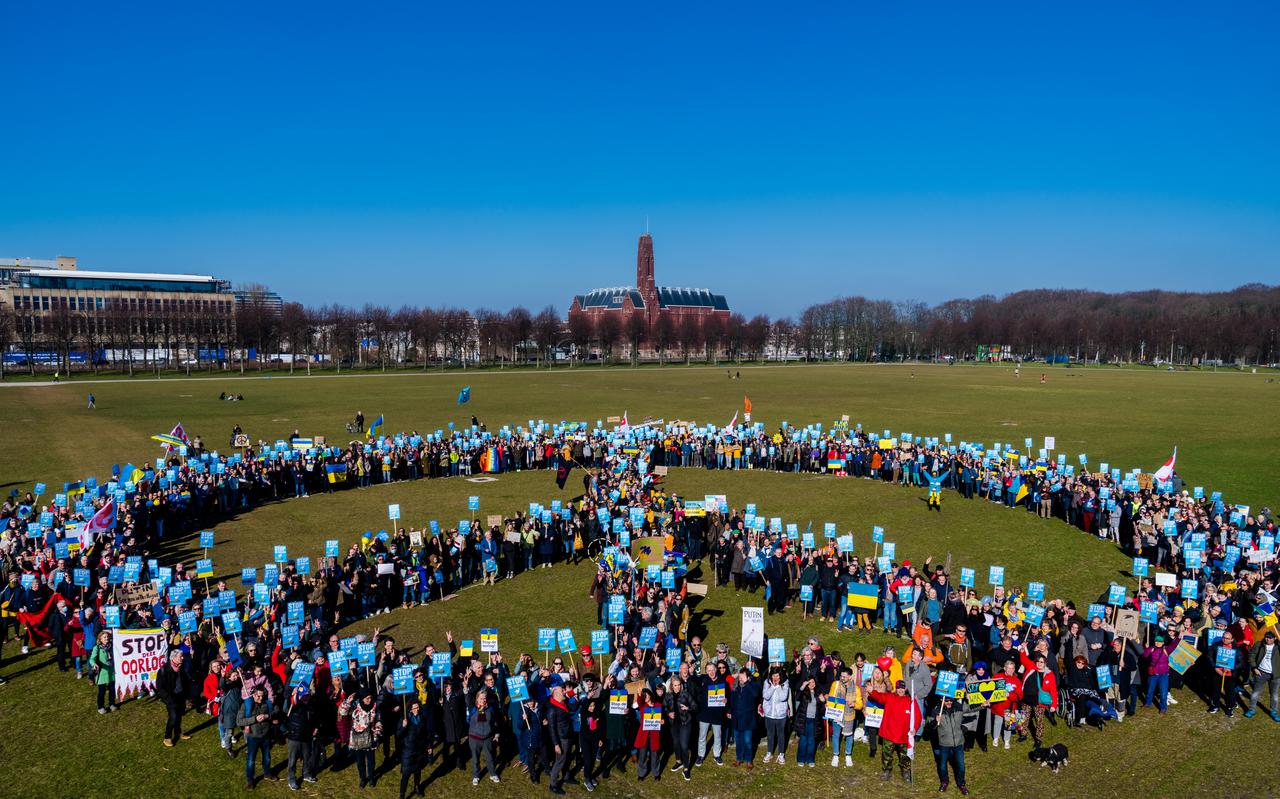 Demonstranten vormen in maart 2022 een vredesteken op het Malieveld in Den Haag. 