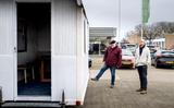 Jan van der Leij en Ale Groen (grijze vest) bij de bouwkeet waarmee men straks de wijken in Drachten in wil gaan. 